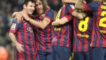 Puyol felicita a Messi.