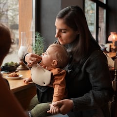 Unos padres llevan a su hija de un año a un restaurante y alucinan cuando piden la cuenta: “A las familias y a los padres”
