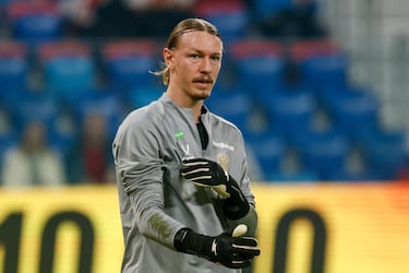 Matvey Safónov, portero del PSG, durante un calentamiento con la selección rusa.