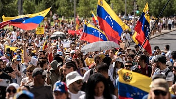 Varias personas durante la manifestación por la movilización de la esperanza a la caravana de la libertad en las próximas elecciones de Venezuela, en la Plaza de España, a 21 de julio de 2024, en Madrid (España). Nicolás Maduro es uno de los 10 candidatos presidenciales que participarán de estos comicios el próximo domingo 28 de julio, aunque su principal contrincante es Edmundo González Urrutia, que representa a la oposición mayoritaria y lidera las encuestas de intención de votos. El Consejo Nacional Electoral de Venezuela (CNE) convocó el 20 de junio a que los 10 candidatos presidenciales firmaran un acuerdo para aceptar los resultados de las elecciones.
21 JULIO 2024
Diego Radamés / Europa Press
21/07/2024