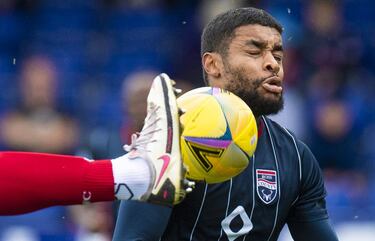 Dominc Samuel se juega el tipo en el partido de la Premiership entre el Ross County y el St Johnstone, jugado en el Global Energy Stadium de Dingwall (Escocia). En su ímpetu por ganar un balón dividido, un rival levanta en exceso el pie con la plancha por delante. Por fortuna los tacos impactan en el balón, muy cerca de la cara de Samuel.