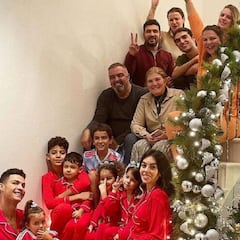 La madre de Cristiano 'cuela' un regalo con mensaje bajo el árbol de Navidad de Cristiano