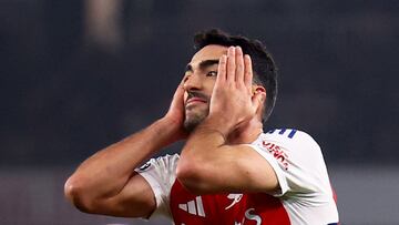 Mikel Merino durante un partido de Premier League frente al Aston Villa.