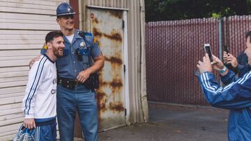 Todos quieren una foto con Lionel Messi ¡Incluso un policía!