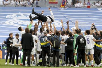 Los jugadores mantean a Carlo Ancelotti. 