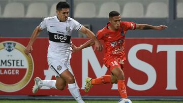 Paraguay&#039;s Olimpia Saul Salcedo (L) and Peru&#039;s Cesar Vallejo Orlando NuxF1ez vie for the ball during their Copa Libertadores football match at the Nacional stadium in Lima, on February 9, 2022. (Photo by Cris BOURONCLE / AFP)