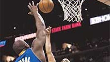 <b>TAPONAZO QUE VALE POCO</B>. Gorro de Shaq a Parker, que cosió a los Lakers por fuera.