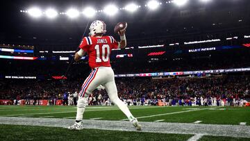 FOXBOROUGH, MASSACHUSETTS - DECEMBER 01: Quarterback Mac Jones #10 of the New England Patriots warms up before the start of thier game against the Buffalo Bills at Gillette Stadium on December 01, 2022 in Foxborough, Massachusetts.   Adam Glanzman/Getty Images/AFP (Photo by Adam Glanzman / GETTY IMAGES NORTH AMERICA / Getty Images via AFP)