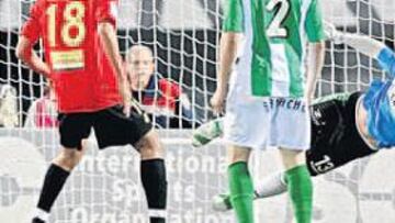 <b>RÁPIDA RESOLUCIÓN. </b>Arzu y Melli contenplan el esfuerzo de Doblas para intentar detener el remate previo al gol de Arango