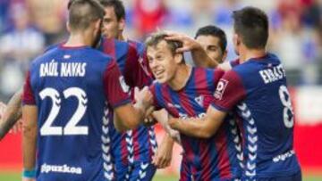 Javi Lara, celebra el gol junto a sus compa&ntilde;eros.