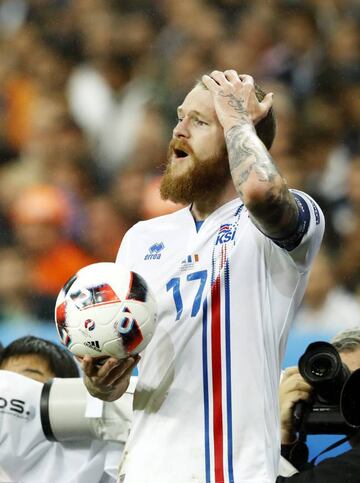 Aron Gunnarsson preparing for a throw-in against France.