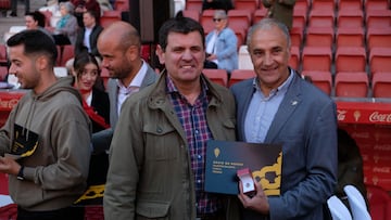 18-04-2023 NOTICIAS SPORTING DE GIJON
ESTADIO EL MOLINON ENTREGA INSIGNIAS 50 AÑOS SOCIOS DE HONOR JOAQUIN ENTREGA INSIGNIA AL EX JUGADOR TINO