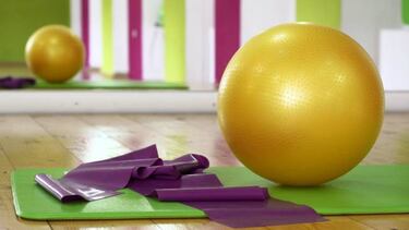 Accesorios de yoga y pilates para entrenar cuerpo y mente en casa