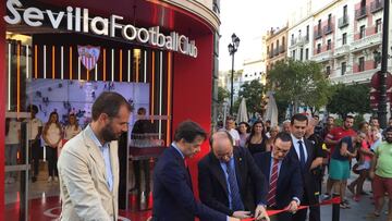 José Castro, presidente del Sevilla, inaugurando la nueva tienda oficial del club.