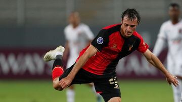 AMDEP2278. LIMA (PER&Uacute;), 04/05/2021.- Horacio de Dios (i) de Melgar disputa un bal&oacute;n con Leonardo Cittadini de Paranaense hoy, en un partido de la Cops Sudamericana entre Melgar y Athletico Paranaense en Lima (Per&uacute;). EFE/Paolo Aguilar