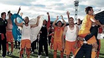 <b>JÚBILO EN PONFERRADA. </b>Los jugadores del Alicante celebran sobre el césped de El Toralín el ascenso a Segunda División.