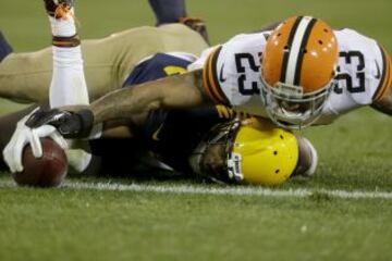 Jarret Boykin de los Green Bay Packers logra un touchdown durante el encuentro contra los Cleveland Browns.