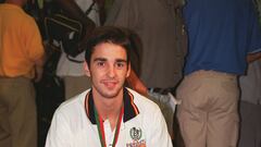 Navarro ya conseguía títulos con las categorías inferiores de la Selección. Fue medalla de oro en el Europeo Sub-18 de Varna en 1998 y en el Mundial Sub-19 de Lisboa en 1999.