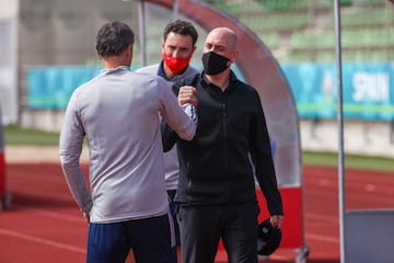 Luis Rubiales saluda a Luis Enrique. 


