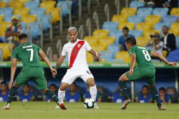 Miguel Trauco entre Leonel Justiniano y Diego Bejarano.