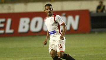 Arqu&iacute;medes Figuera durante un partido con Universitario.