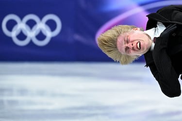 El canadiense Stephen Gogolev compite en el programa corto individual masculino de patinaje artístico. 
