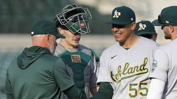 Adrián Martínez es felicitado por su manager al salir del campo en el día de su debut en Grandes Ligas frente a los Detroit Tigers