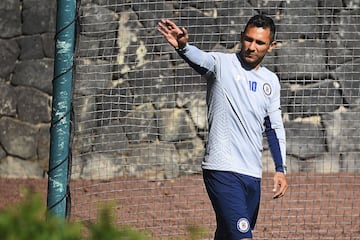 Llegó a Cruz Azul hace seis meses para el Clausura 2018, parecía que sería una de las piezas claves en el medio campo. Fichó por ‘La Máquina’ procedente del Sevilla, donde no tuvo mucha actividad, sin embargo, con los celestes las cosas no han cambiado mucho y éste torneo apenas ha disputado cinco partidos para un total de 97 minutos.