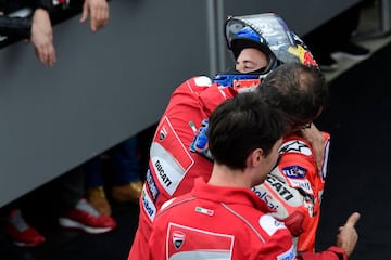 Andrea Dovizioso celebrando junto a sus compañeros de equipo la victoria conseguida en Valencia. 