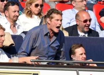 David Hasselhoff vivió con toda la intensidad posible el partido que enfrentó en Londres a Miami y Jets.