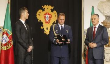 El delantero del Real Madrid y la selección lusa, Cristiano Ronaldo es nombrado Gran Oficial de la Orden del Infante D. Henrique por el presidente del país, Cavaco Silva durante un acto celebrado en el Palacio de Belem.