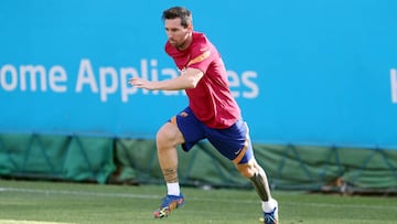  MESSI DURANTE EL ENTRENAMIENTO DEL BARCELONA EN LA CIUDAD DEPORTIVA 