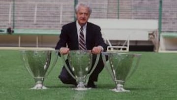 Ram¨®n Mendoza posa con tres de las seis ligas que conquist¨® el Real Madrid bajo su mandato.