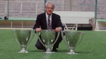 Ramón Mendoza posa con tres de las seis ligas que conquistó el Real Madrid bajo su mandato.