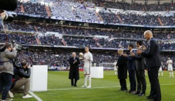 Paco Gento entrega el Balón de Oro a Cristiano.