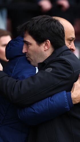 Iraola y Nuno se saludan.