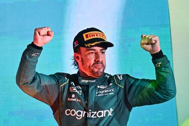 Fernando Alonso celebra la tercera plaza y la vuelta al podio en un Gran Premio de Fórmula 1.  
 