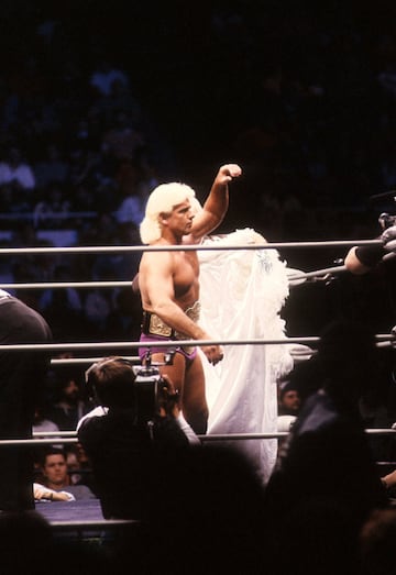 Richard Morgan Fliehr (Tennessee, 71 años), más conocido como Ric Flair, tiene en propiedad el grito mas repetido en los shows de WWE. La gente interactúa con el ‘Wooooo’, y eso es una clara señal de respeto hacia él. Fue uno de los luchadores mas mediáticos en la WWF, lo que le ha hecho que haya trascendido generaciones. Se retiró con 65 años, lo que añadió un plus a su relación el público. Pese a su edad, ha seguido apareciendo de manera esporádica en la programación de WWE. Es una leyenda y eso se nota en su relación con los fans. ¿Por qué lo es? Por muchos motivos. Tiene miles de momentos históricos y un récord, junto con John Cena tiene el horno de ser el luchador más laureado (16 títulos).