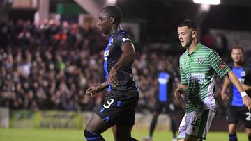 Éder Álvarez Balanta durante un partido con Brujas.