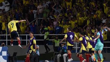 Colombia's Juan Fuentes (L) celebrates after scoring against Argentina during the South American U-20 championship group A first round football match at the Pascual Guerrero Stadium in Cali, Colombia, on January 25, 2023. (Photo by JOAQUIN SARMIENTO / AFP)