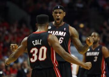 LeBron James (R) celebra con su compañero Norris Cole (L) después de Cole hizo una canasta en contra de los Chicago Bulls en el Juego 3 de la Conferencia Este de semifinales de la serie de playoffs de la NBA en Chicago.