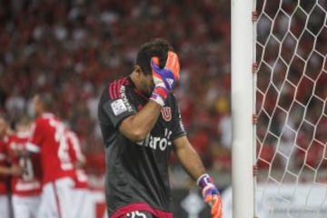 Johnny Herrera lamentándose tras el tercer gol de Inter de Porto Alegre, en la caída por Copa Libertadores. Los azules no perdían sus dos primeros partidos en el certamen continental desde el año 2001.