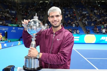 Carlos Alcaraz con el trofeo conseguido en Tokio. 