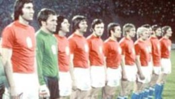 La selecci&oacute;n de Checoslovaquia posa antes de comenzar la final de la Eurocopa de 1976.
 