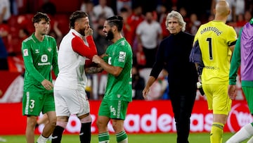 SEVILLA, 12/11/2023.- El defensa del Sevilla Sergio Ramos (2-i), los jugadores del Betis Francisco Alarcón "Isco" (c) y Juan Miranda (i) y el entrenador Manuel Pellegrini (2-d), al término del partido de LaLiga de fútbol que Sevilla FC y Real Betis han disputado este domingo en el estadio Ramón Sánchez Pizjuán. EFE/Julio Muñoz
