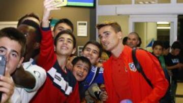 Griezmann, agasajado por aficionados a la llegada del Atlético a Donosti para jugar en Anoeta.