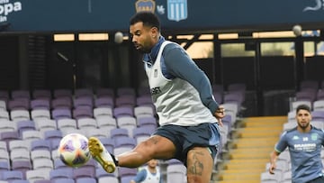 Edwin Cardona en un entrenamiento de Racing.