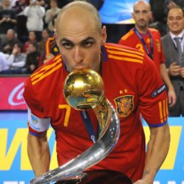 Javi Rodríguez besa la Eurocopa de 2010.