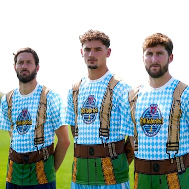 El Indy Eleven es un club de fútbol profesional de Indianápolis, Indiana, Estados Unidos. Este año ha lanzado una camiseta especial Oktoberfest para la temporada 2025, inspirada en la vestimenta bávara. La camiseta presenta una base de diamante azul y blanco, tirantes impresos y elementos verdes y marrones que se asemejan a los pantalones de cuero, con un escudo único del Oktoberfest.