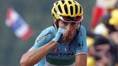 Vincenzo Nibali celebra la victoria y la reconquista del maillot amarillo.